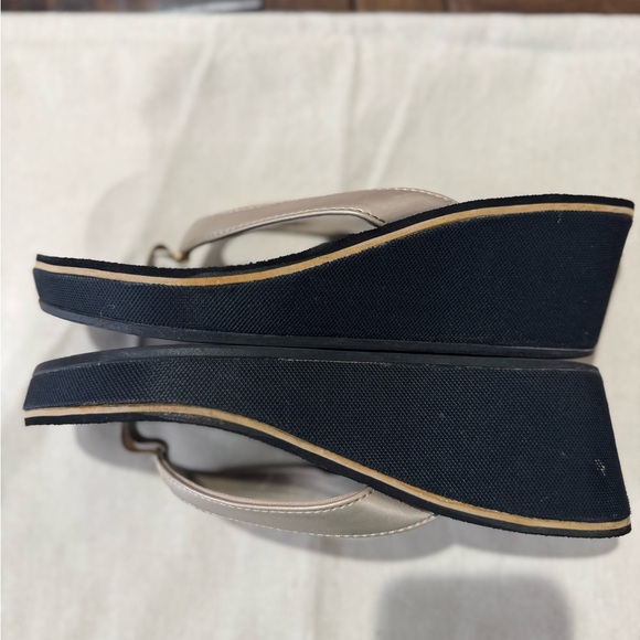 OluKai Pi'o Lua Wedge Thong Flip Flops. Gold/Black. Size 7 - Picture 5 of 6
